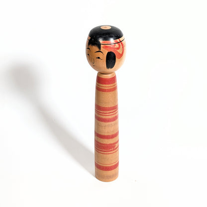 Profil d’une kokeshi Tsuchiyu Watanabe Chuzo avec patine ancienne, objet vintage japonais authentique