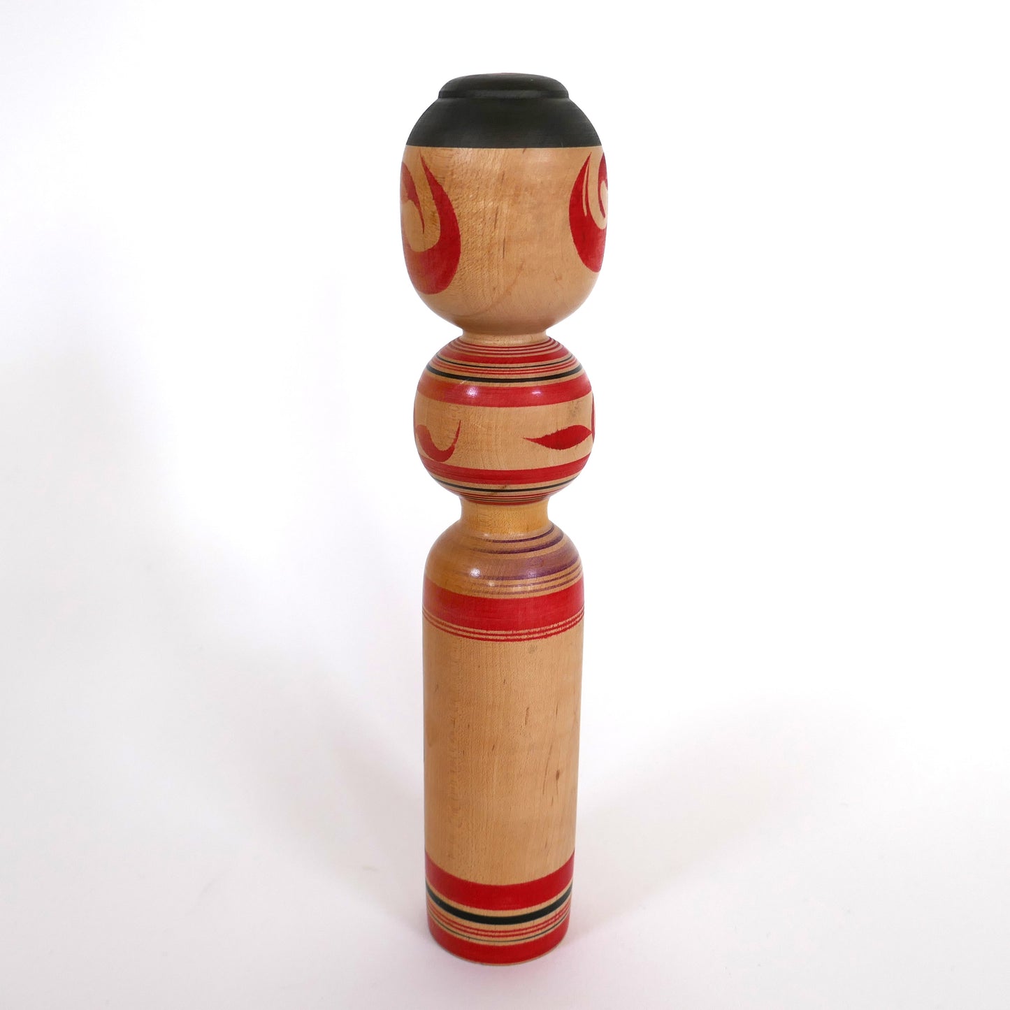 Vue arrière d'une Kokeshi Tsugaru avec motif de camélia peint