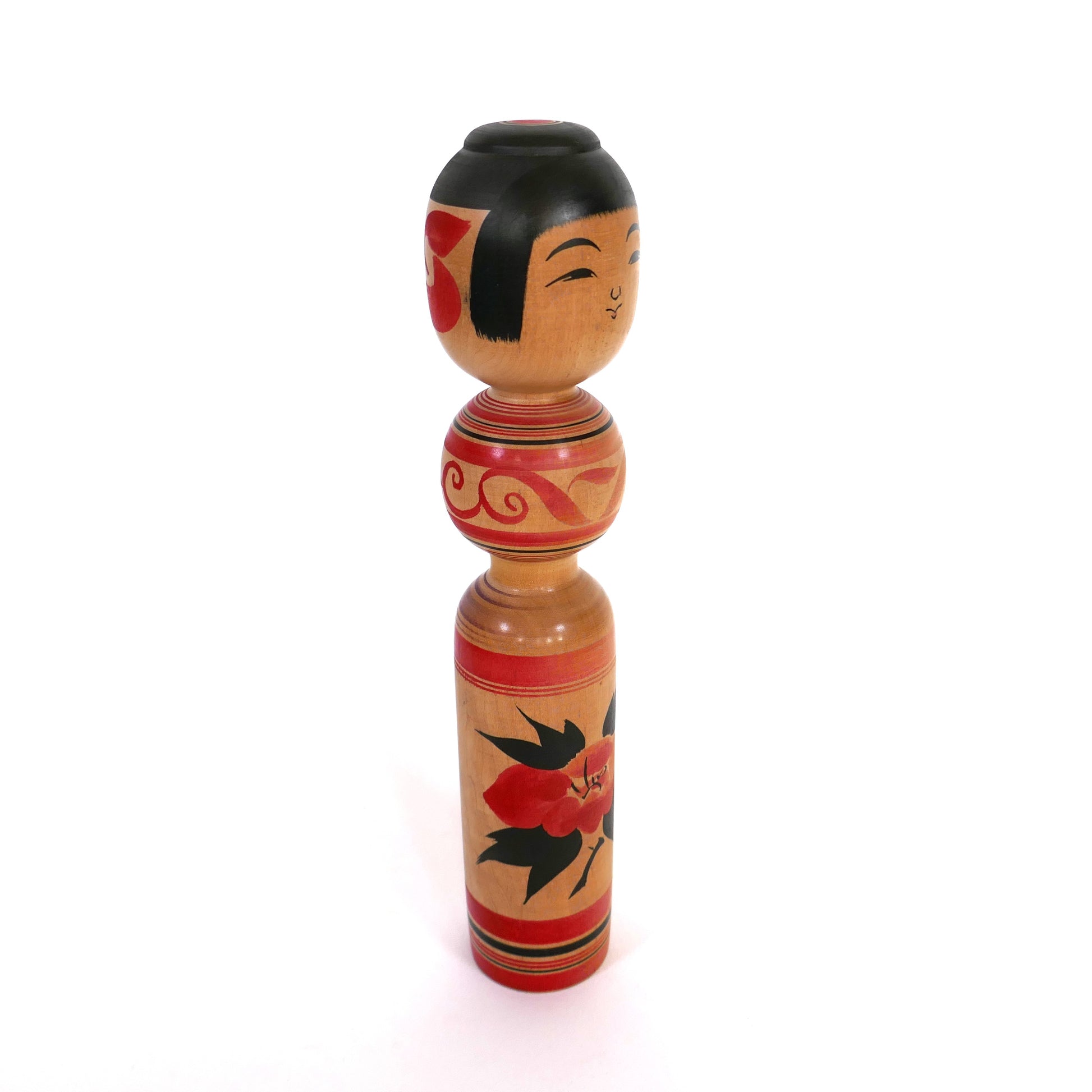 Kokeshi Tsugaru artisanale de profil avec décorations rouges et noires
