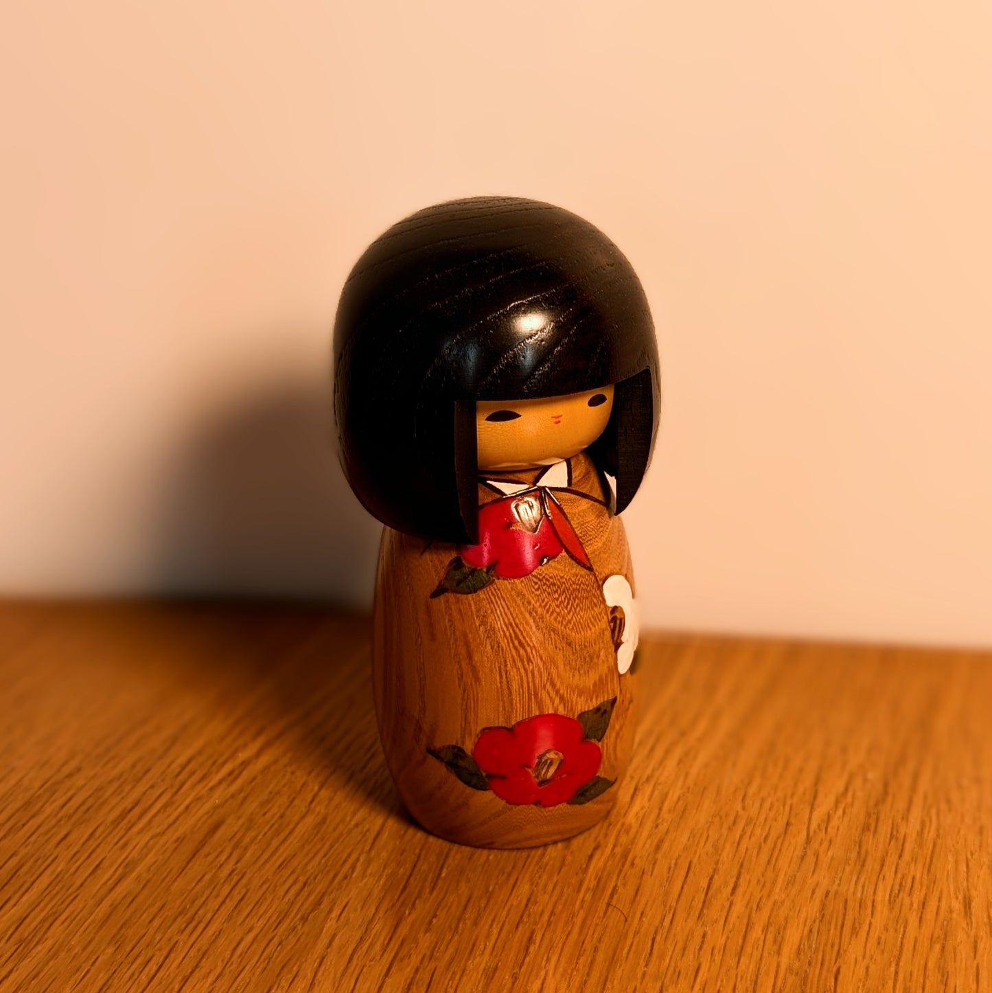 Kokeshi Usaburo Haru no uta mise en scène en décoration japonaise sur bois, poupée sosaku à fleurs de camélia