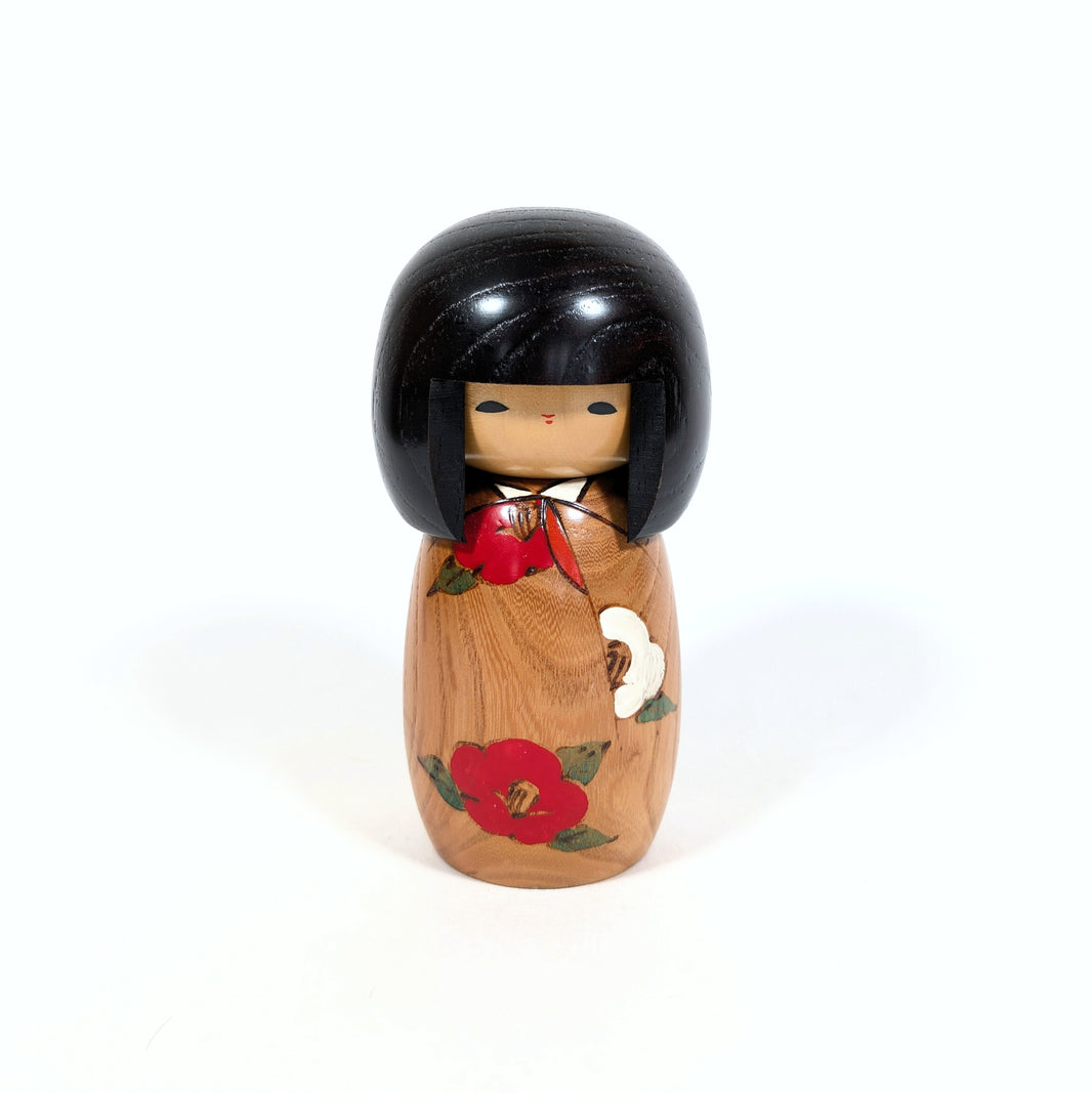 Kokeshi japonaise Usaburo Haru no uta en bois naturel, décorée de fleurs de camélia rouges et blanches