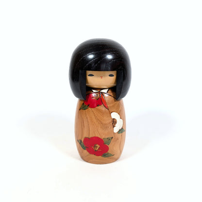 Kokeshi japonaise Usaburo Haru no uta en bois naturel, décorée de fleurs de camélia rouges et blanches