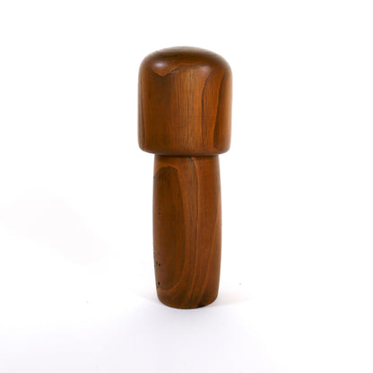 Dos d'une kokeshi Usaburo Okamoto montrant la forme sculptée dans du bois brut