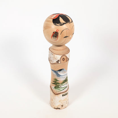 Kokeshi vintage japonaise Arima Onsen avec décor peint à la main représentant un paysage traditionnel de rivière et montagnes