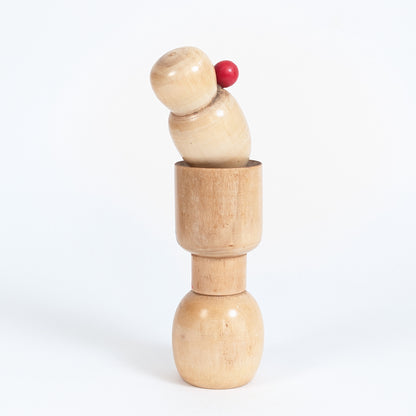 Vue arrière d’une kokeshi vintage japonaise d’Ishida Tomio montrant le bois tourné et la silhouette sculpturale.