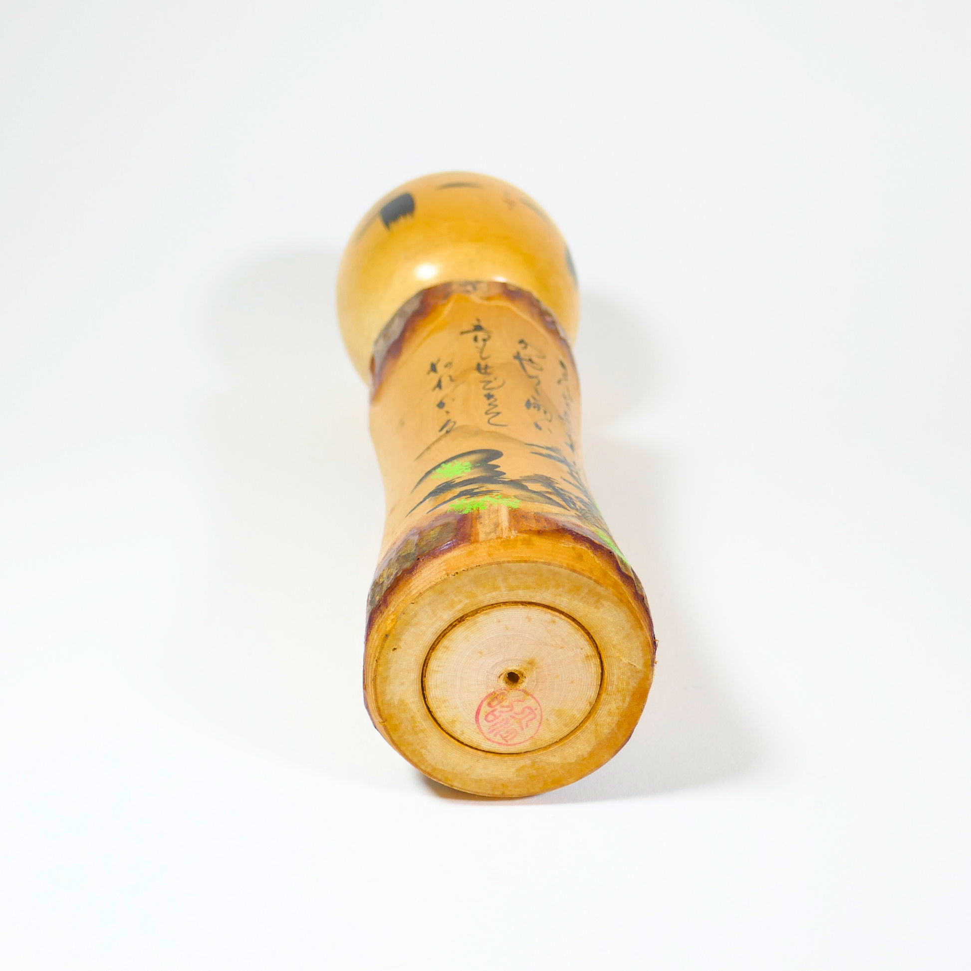 sceau de l'artisan sur une kokeshi sosaku 