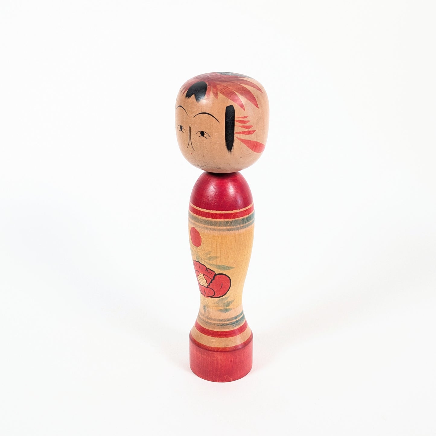 Kokeshi vintage japonaise de style Zao avec corps rouge et bois naturel décoré d’une pivoine rouge