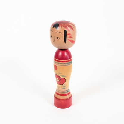 Kokeshi vintage japonaise de style Zao avec corps rouge et bois naturel décoré d’une pivoine rouge