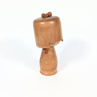 Poupée kokeshi vintage sōsaku en bois, création japonaise de collection avec coiffure bob, chignon rouge et kimono fleuri