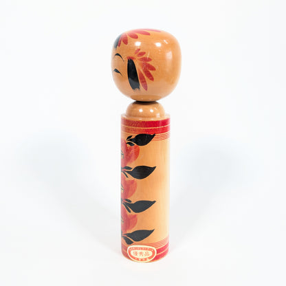 Kokeshi vintage japonaise avec motif tsubaki rouge et étiquette du concours de kokeshi de Shiroishi