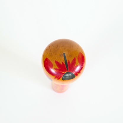 une kokeshi vintage en bois yamagata vue du dessus 