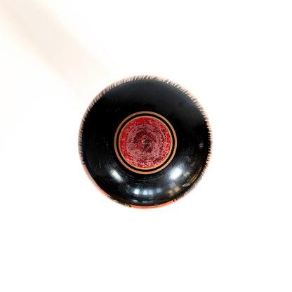 Sommet laqué noir caractéristique d’une kokeshi Yajiro traditionnelle, artisanat japonais ancien
