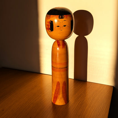 Kokeshi Yajiro ancienne en décoration intérieure style wabi sabi, objet d’art populaire japonais