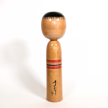 Dos d’une kokeshi 弥治郎こけし avec signature artisanale au pinceau, artisan japonais période 昭和時代