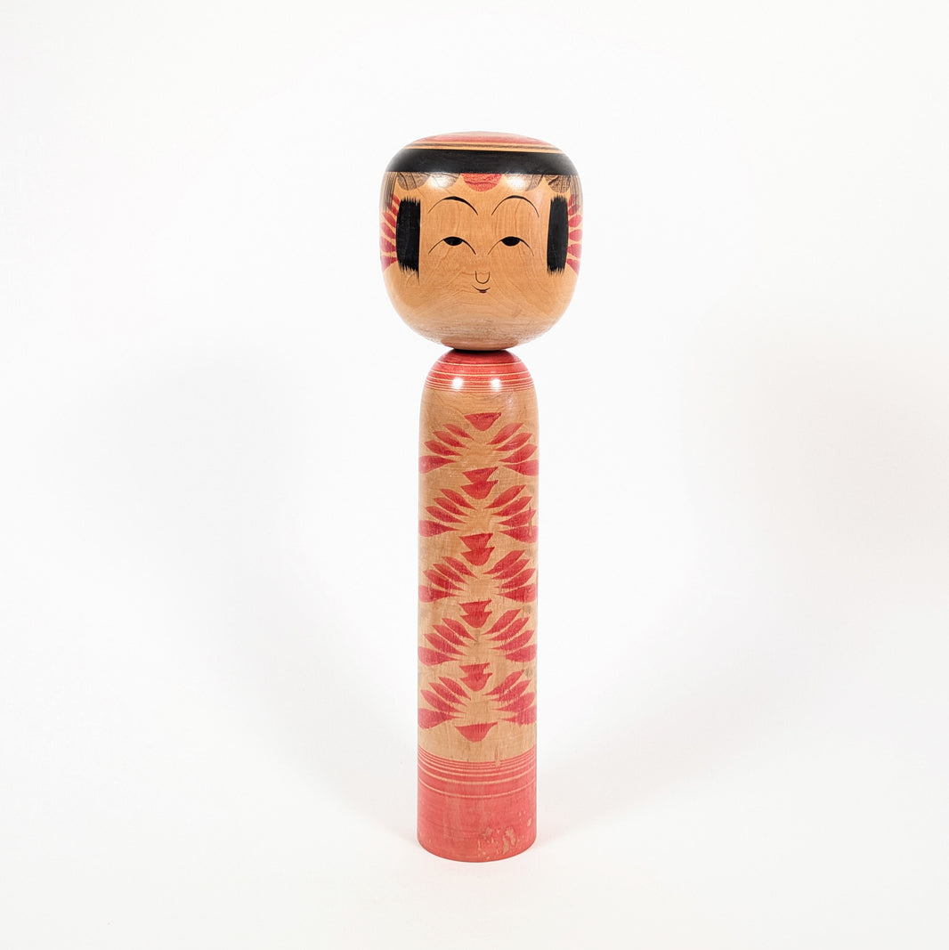 Kokeshi japonaise traditionnelle Yajirō par Kamata Kōichi, décor kasane-giku rouge, grande pièce de collection de 35,5 cm.