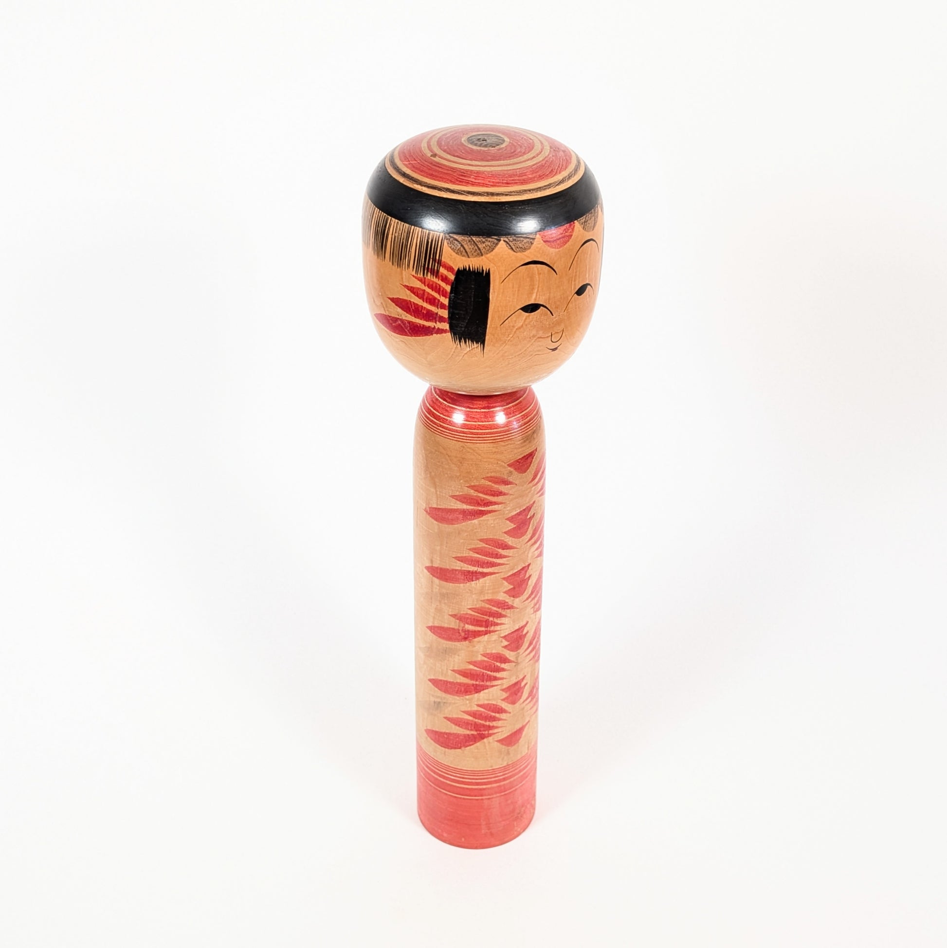 Kokeshi Yajirō par Kamata Kōichi vue de trois quarts droit, montrant la coiffure janome et le décor floral peint au tour.