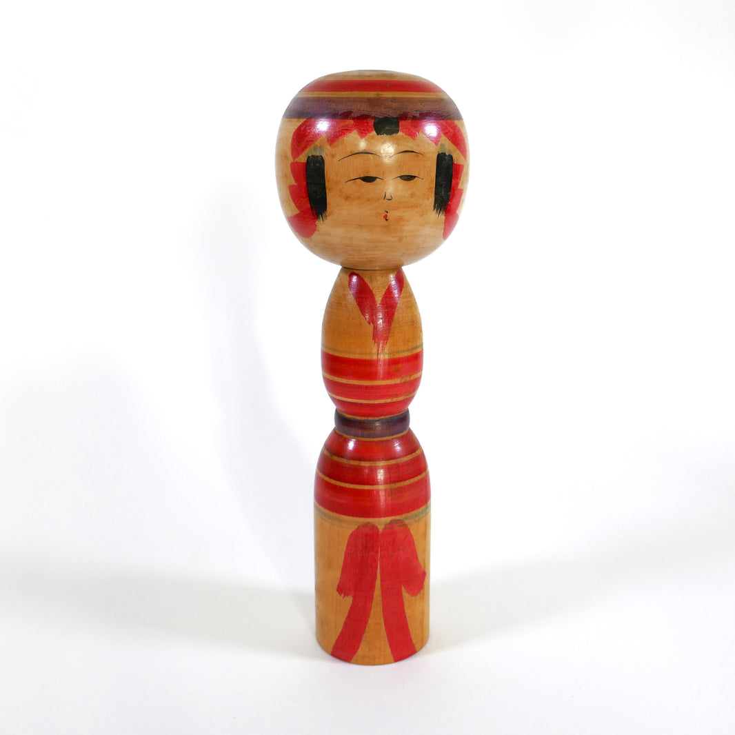 Kokeshi Yajirō ancienne Niiyama Fukuo, vue de face, motif de kimono rouge sur le corps