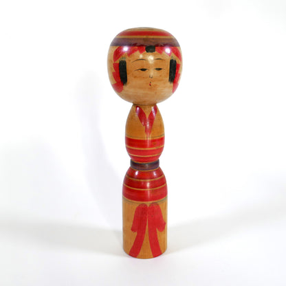 Kokeshi Yajirō ancienne Niiyama Fukuo, vue de face, motif de kimono rouge sur le corps