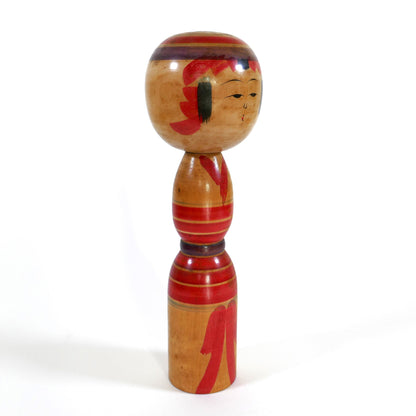 Kokeshi Yajirō ancienne signée Niiyama Fukuo, vue trois quarts gauche, bandes rouges peintes à la main