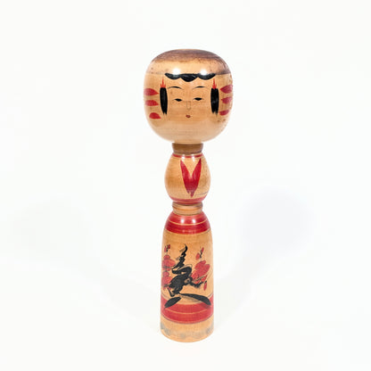 Poupée japonaise Kokeshi Yajirō d’Ogura Katsushi vue de face, visage peint à la main et motif de branches fleuries de ume rouges et noires, 30,5 cm