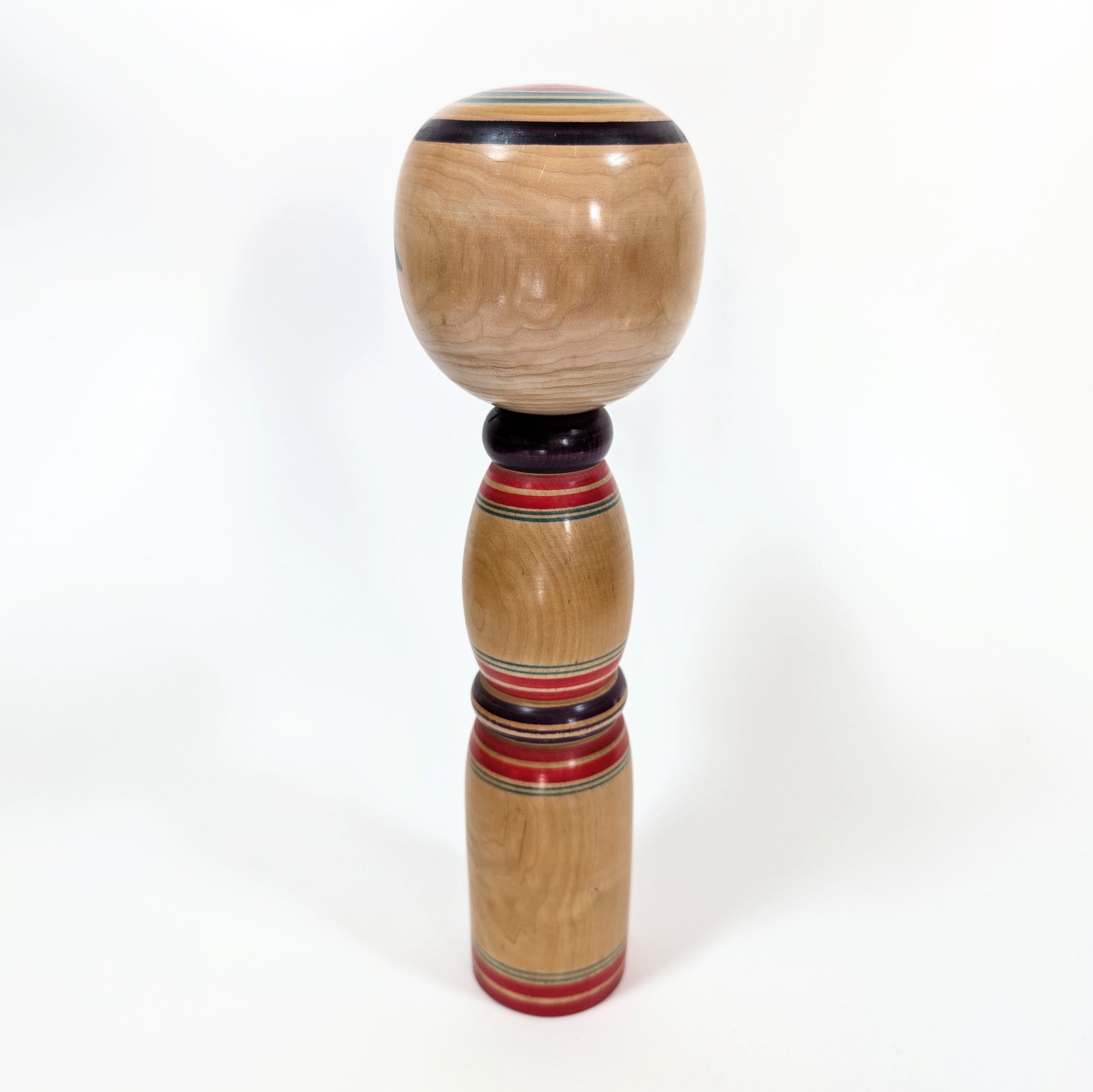 Dos de la Kokeshi Yajiro réalisée par Sato Naoki, poupée artisanale japonaise traditionnelle en bois.