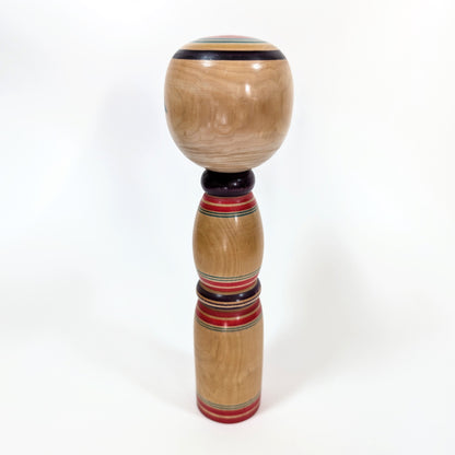 Dos de la Kokeshi Yajiro réalisée par Sato Naoki, poupée artisanale japonaise traditionnelle en bois.