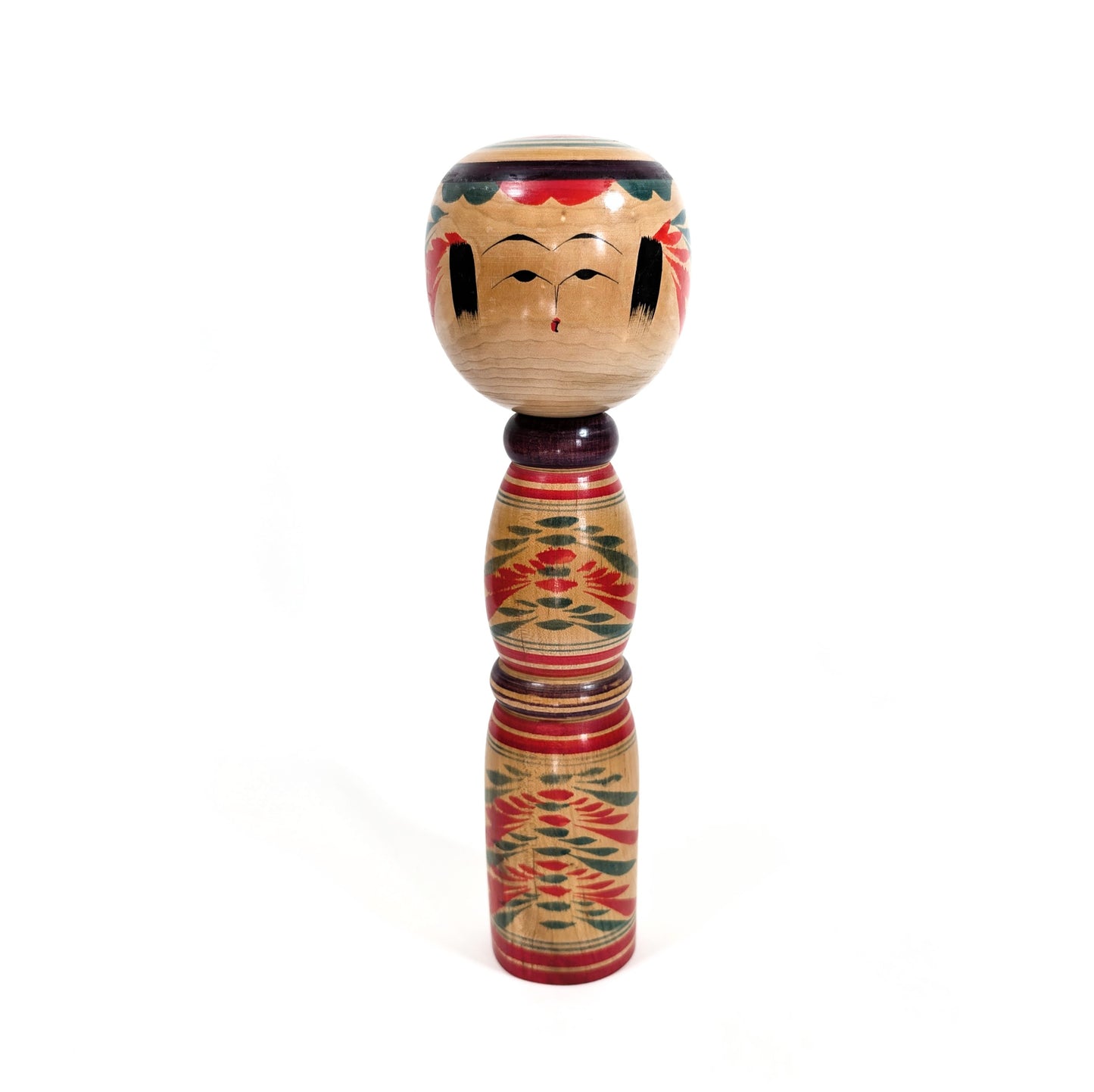 Kokeshi Yajiro en bois peint par Sato Naoki, poupée artisanale japonaise traditionnelle, vue de face.