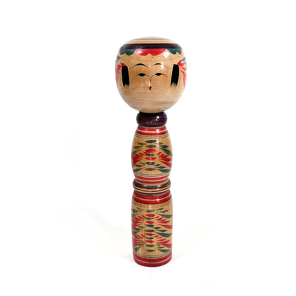 Kokeshi Yajiro en bois peint par Sato Naoki, poupée artisanale japonaise traditionnelle, vue de face.