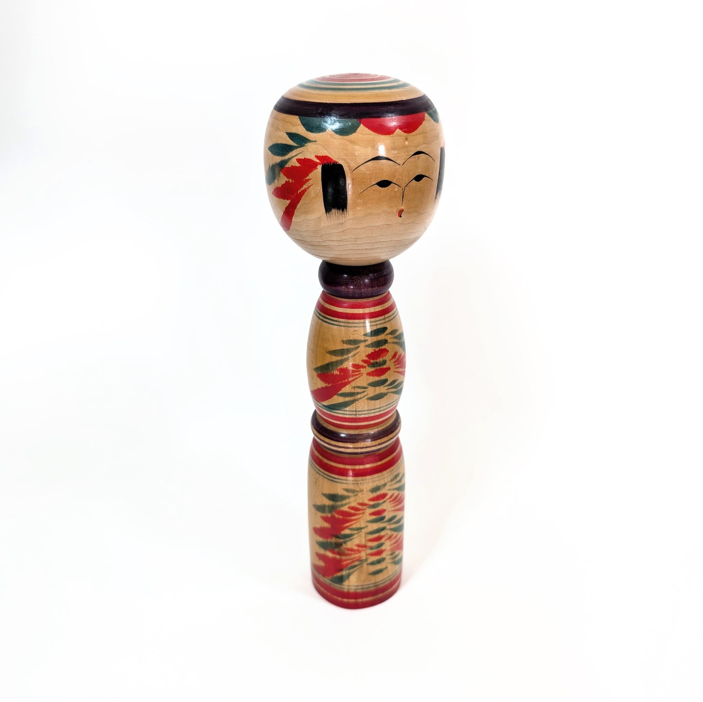 Kokeshi ancienne Yajiro en bois laqué peinte à la main, œuvre de l’artisan Sato Naoki, artisanat japonais d’époque Showa, vue de trois quart.