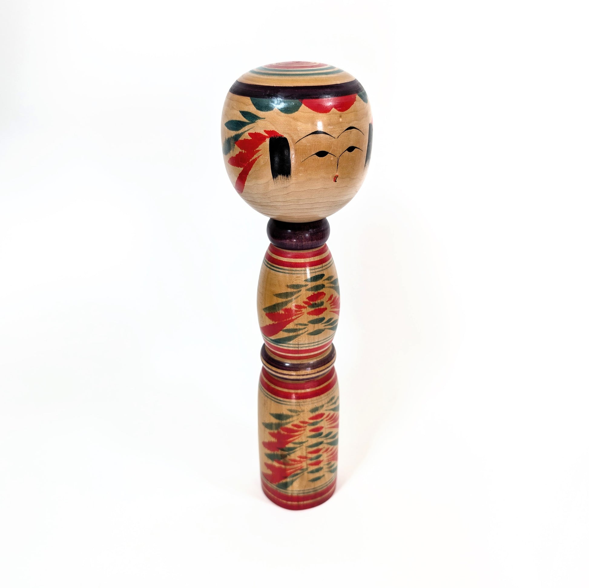 Kokeshi ancienne Yajiro en bois laqué peinte à la main, œuvre de l’artisan Sato Naoki, artisanat japonais d’époque Showa, vue de trois quart.