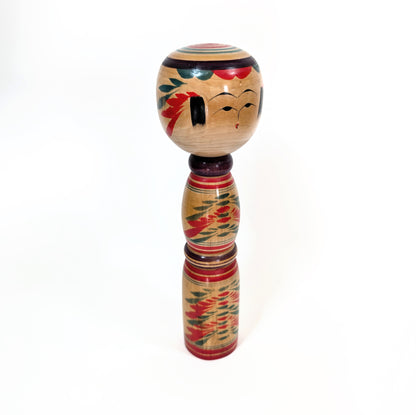 Kokeshi ancienne Yajiro en bois laqué peinte à la main, œuvre de l’artisan Sato Naoki, artisanat japonais d’époque Showa, vue de trois quart.