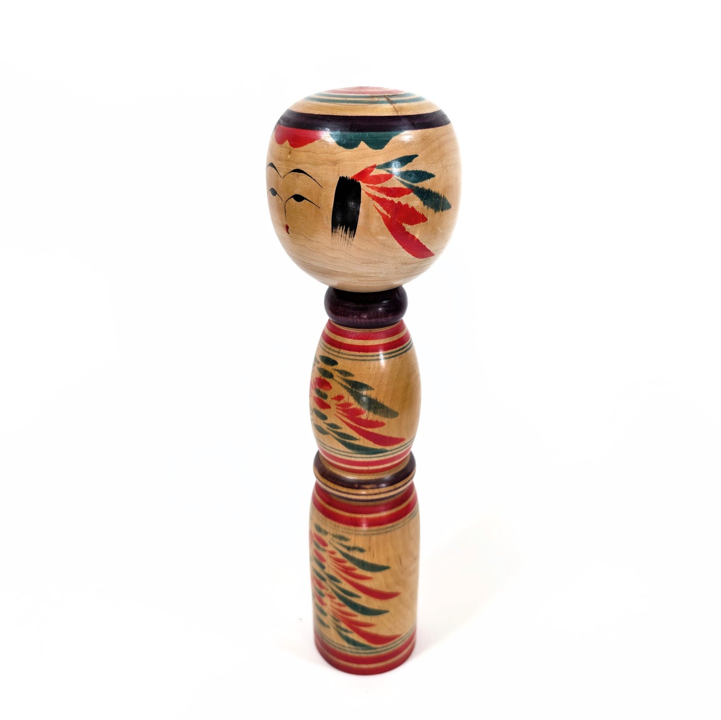 Poupée Kokeshi traditionnelle Yajiro fabriquée par l’artisan japonais Sato Naoki, angle gauche.