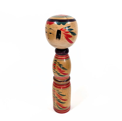 Poupée Kokeshi traditionnelle Yajiro fabriquée par l’artisan japonais Sato Naoki, angle gauche.