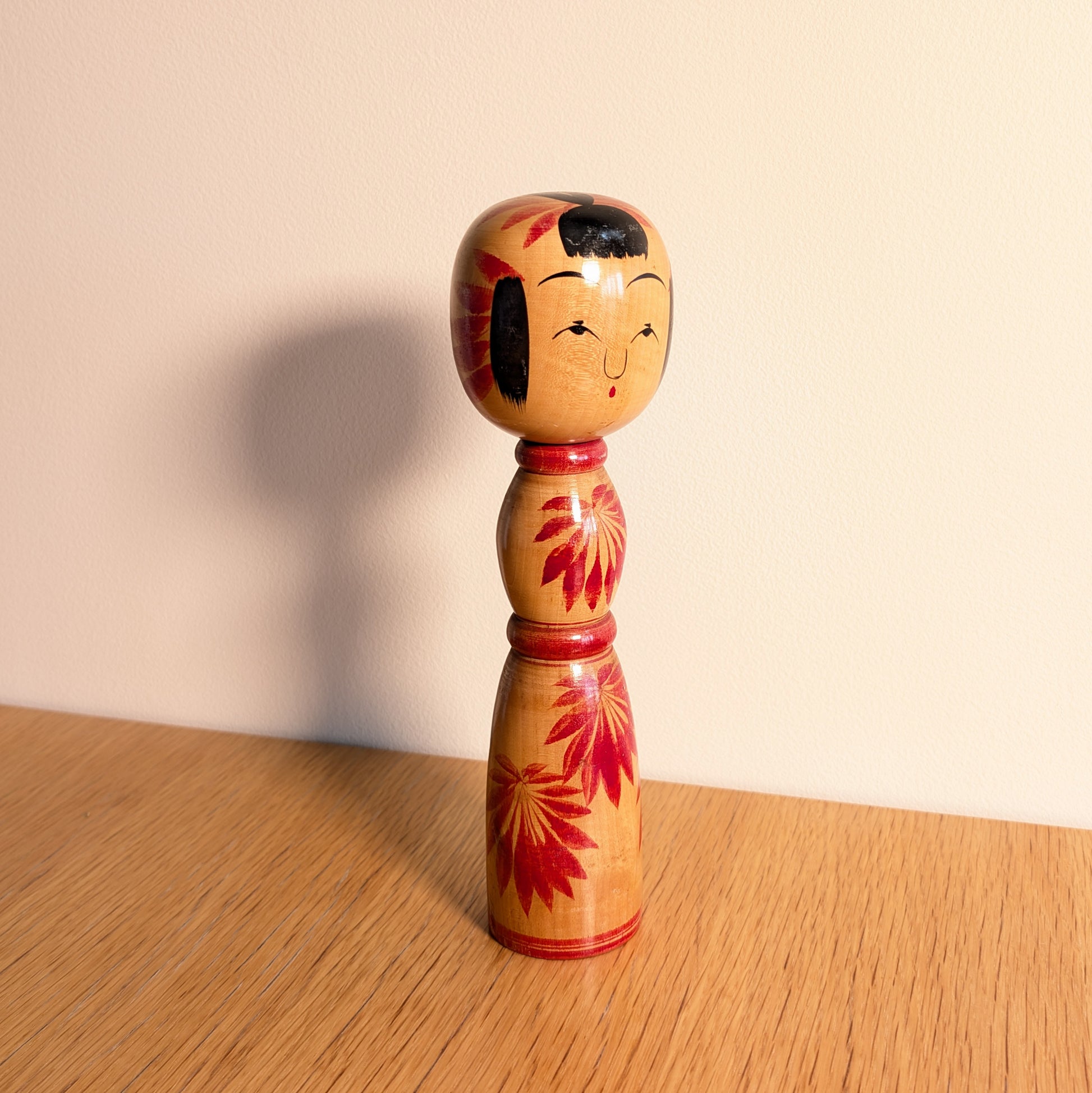 Kokeshi Yajirō shingata par Hachihoya Kunio 八甫谷邦夫, poupée japonaise traditionnelle en bois décorée de chrysanthèmes rouges hishigiku