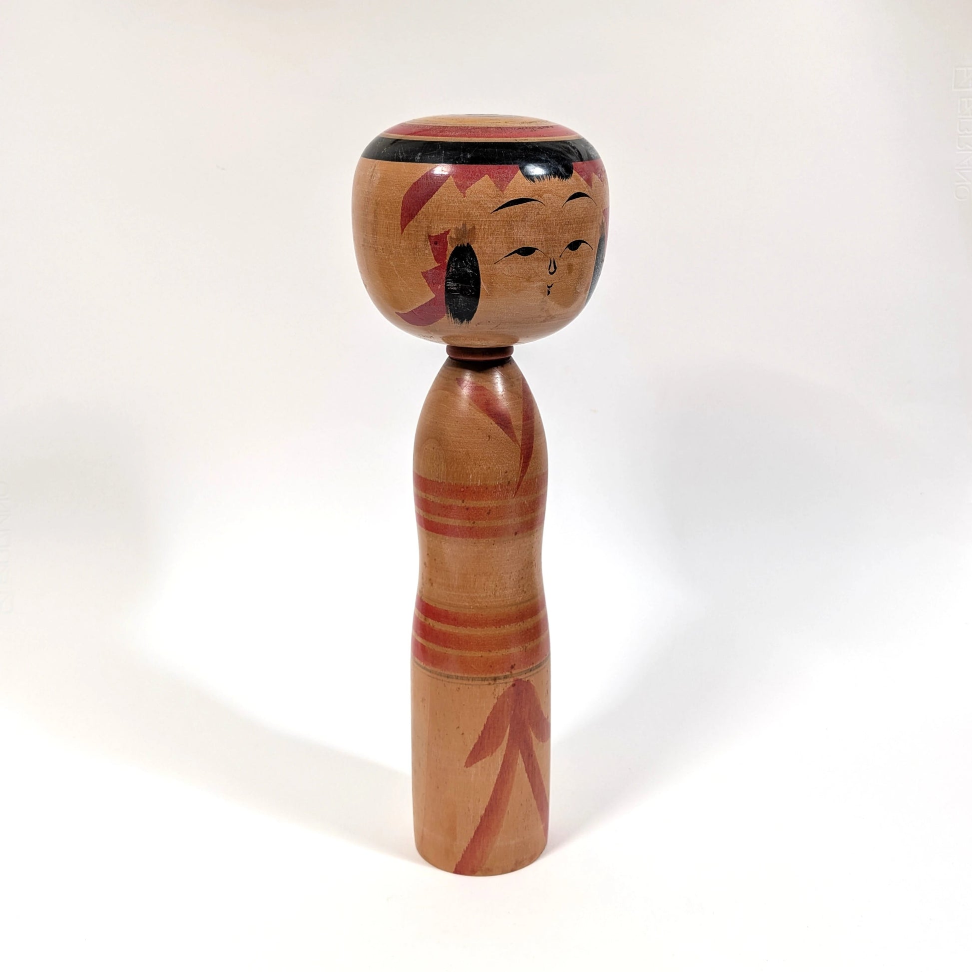Vue de profil d’une kokeshi Yajirō vintage, poupée japonaise traditionnelle en bois par Ishikawa Tokujiro