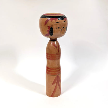 Vue de profil d’une kokeshi Yajirō vintage, poupée japonaise traditionnelle en bois par Ishikawa Tokujiro