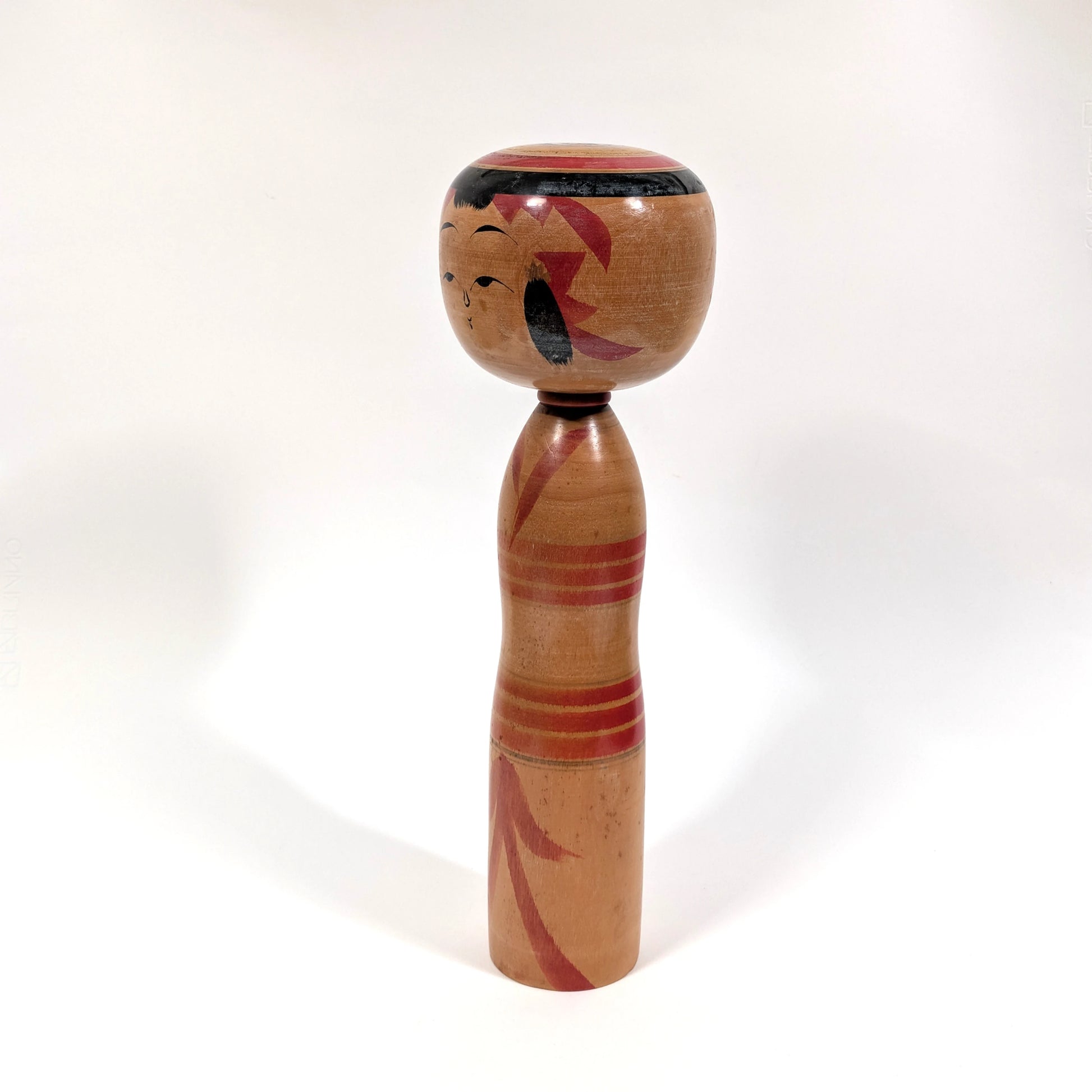 Vue de profil d’une kokeshi Yajirō vintage, poupée japonaise traditionnelle en bois par Ishikawa Tokujiro