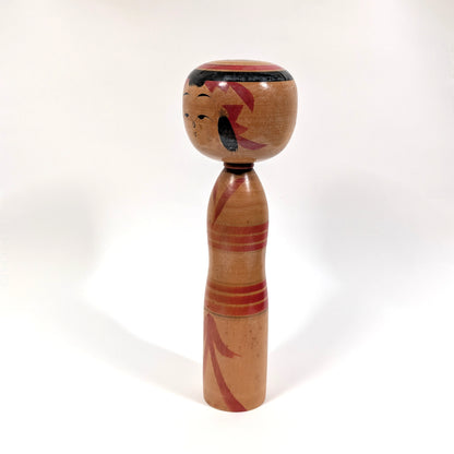 Vue de profil d’une kokeshi Yajirō vintage, poupée japonaise traditionnelle en bois par Ishikawa Tokujiro