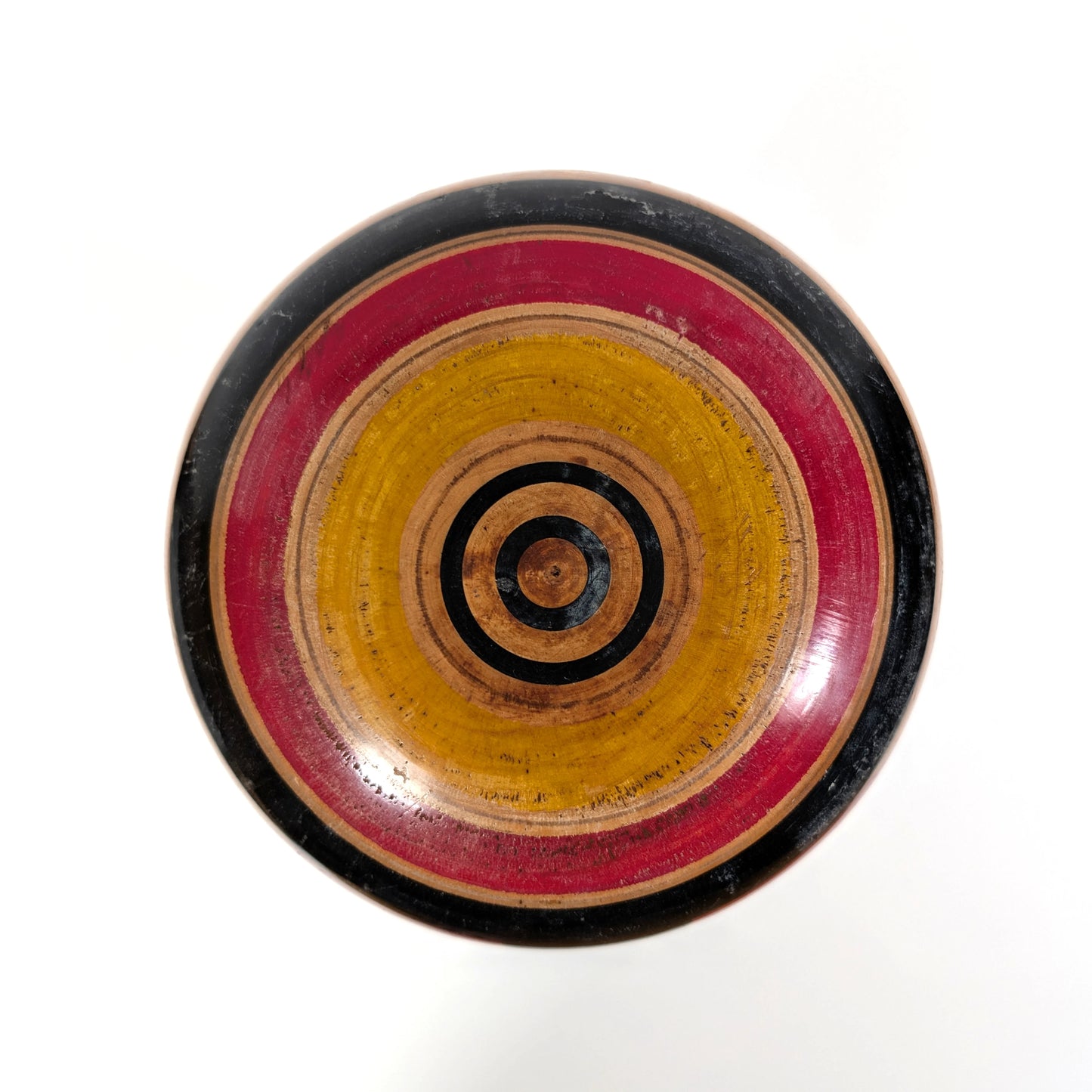 Décor Janome concentrique sur la tête d’une kokeshi vintage, poupée japonaise traditionnelle