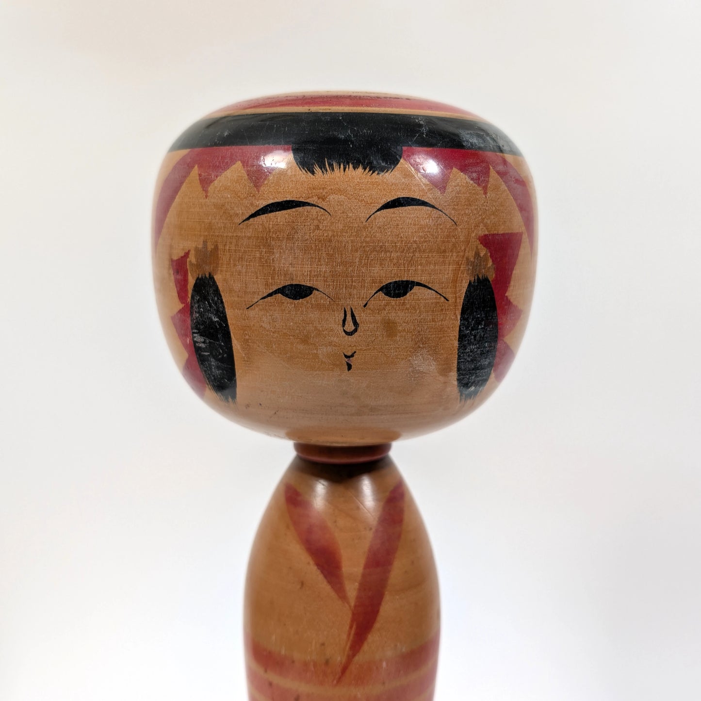 Visage d’une kokeshi vintage, poupée japonaise traditionnelle de style Yajirō