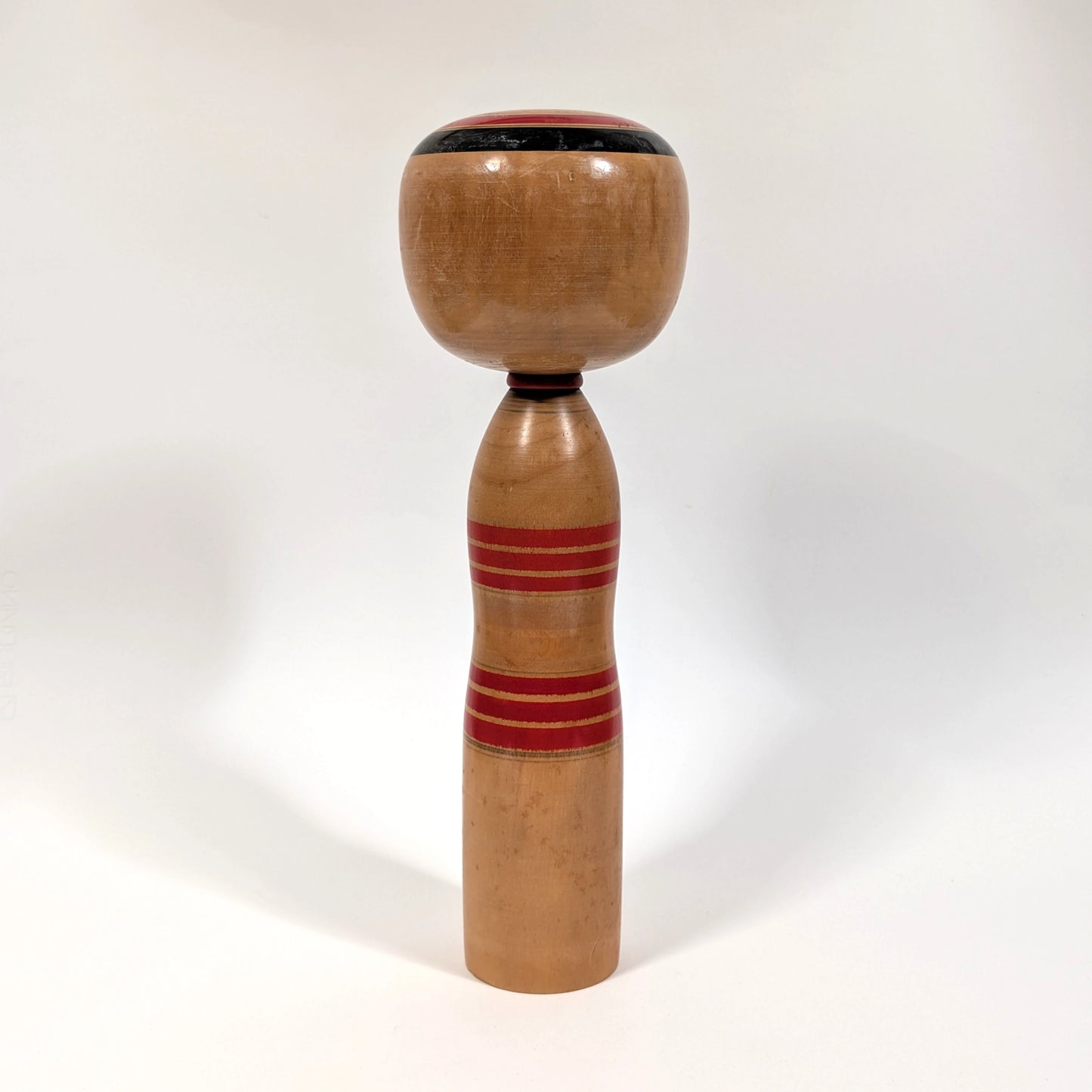 Vue arrière d’une kokeshi vintage, poupée japonaise traditionnelle de style Yajirō