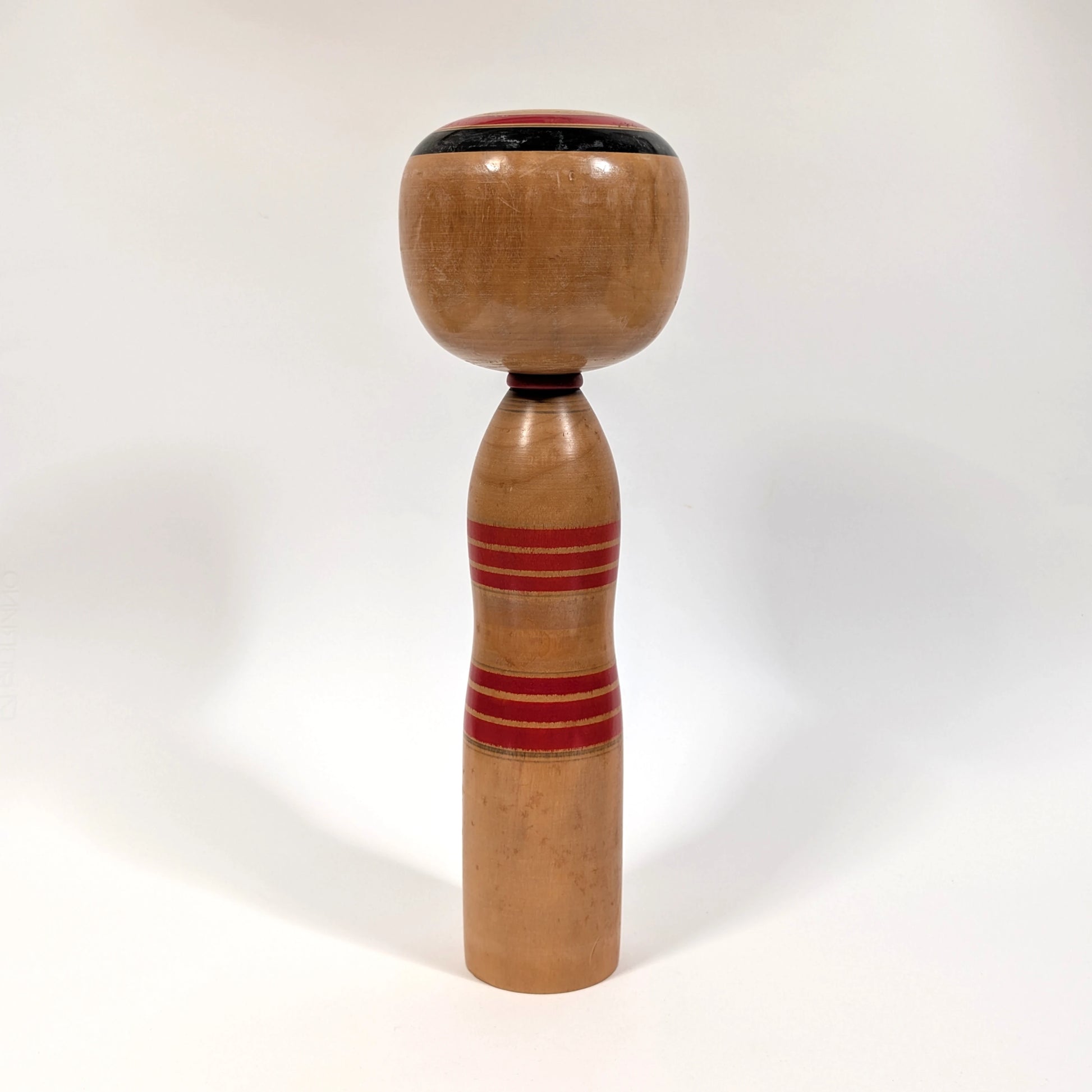 Vue arrière d’une kokeshi vintage, poupée japonaise traditionnelle de style Yajirō