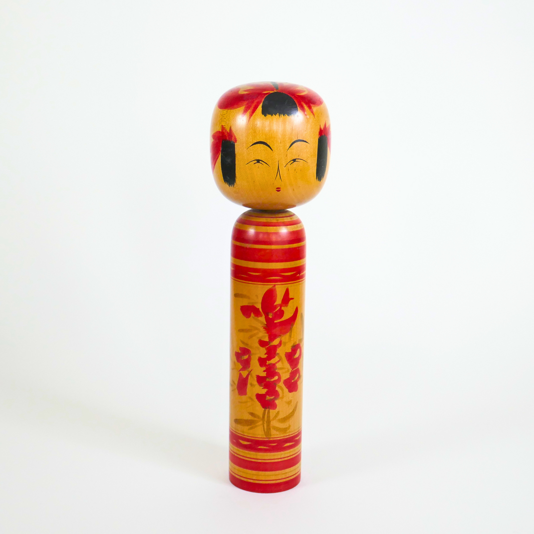 une kokeshi Yamagata traditionnelle signée par l'artisan Kobayashi Seijiro 