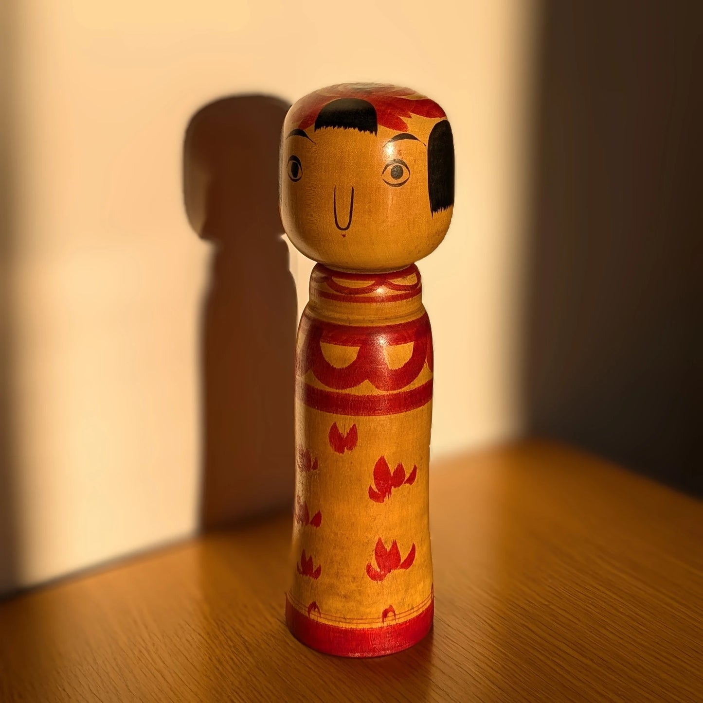 Kokeshi japonaise ancienne de l’école Zao, œuvre signée Abe Tsunekichi (阿部常吉), présentée en lumière naturelle, artisanat traditionnel en bois peint à la main, époque Shōwa