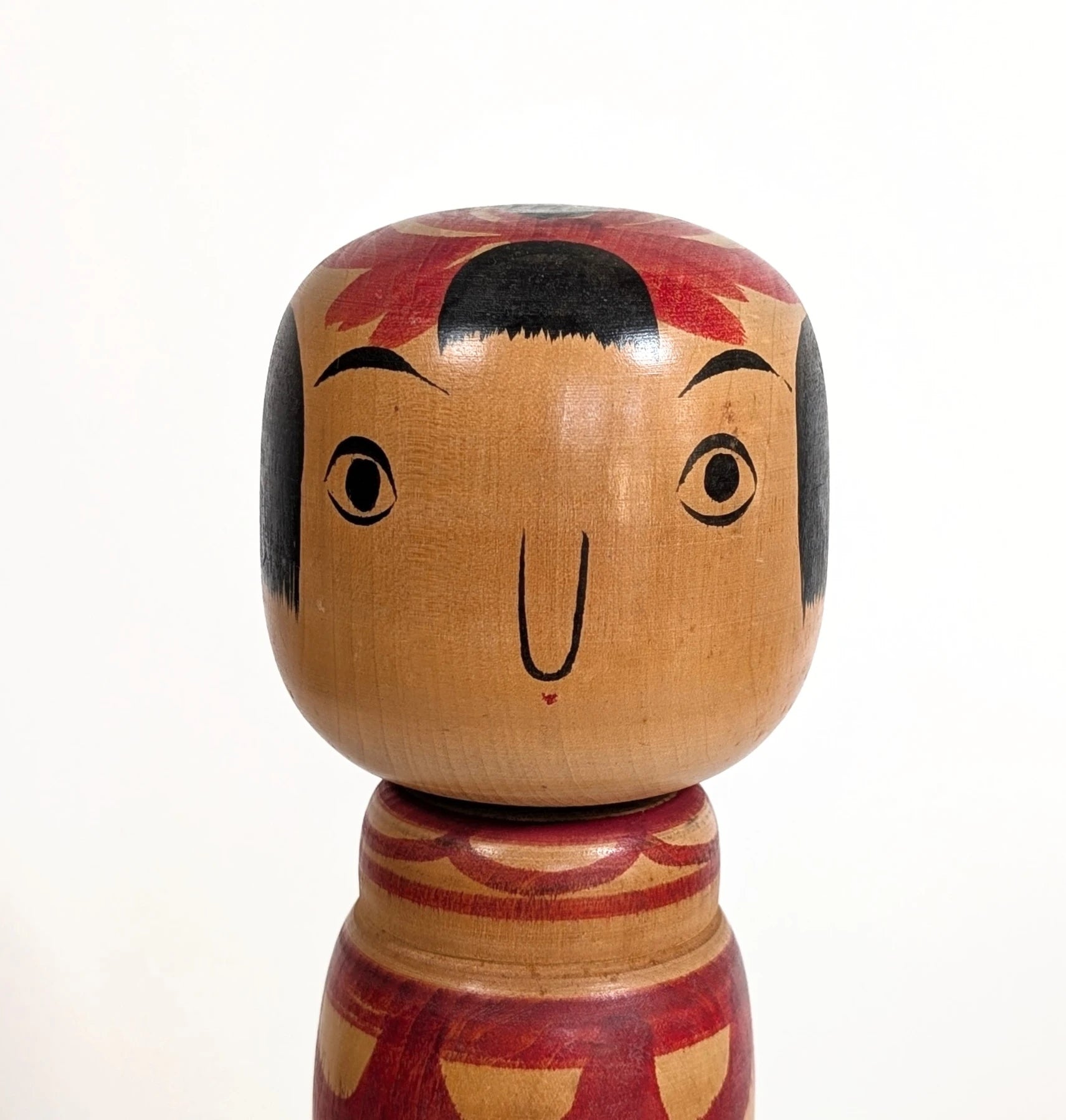 Kokeshi japonaise traditionnelle de l’école Zao, visage peint à la main, œuvre ancienne signée Abe Tsunekichi (阿部常吉), artisanat en bois époque Shōwa