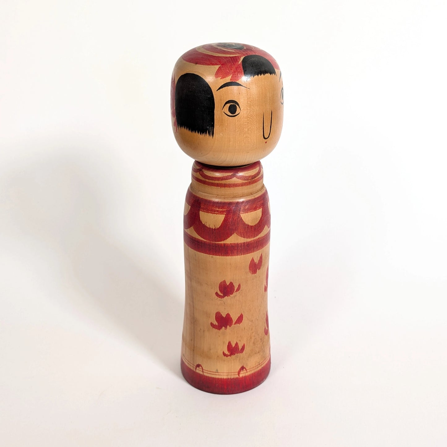 Kokeshi de collection Zao vue de trois-quarts, sculpture en bois peinte à la main, création d’artiste Abe Tsunekichi, Japon