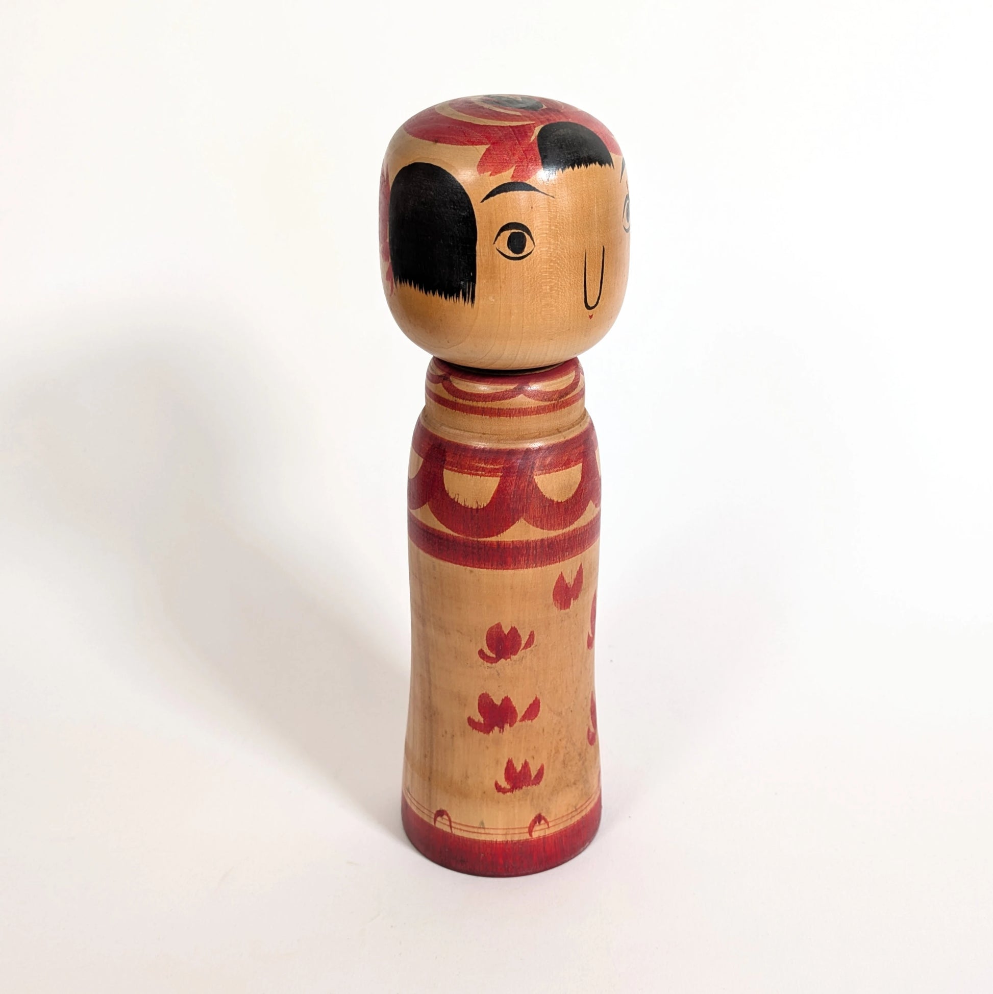 Kokeshi de collection Zao vue de trois-quarts, sculpture en bois peinte à la main, création d’artiste Abe Tsunekichi, Japon