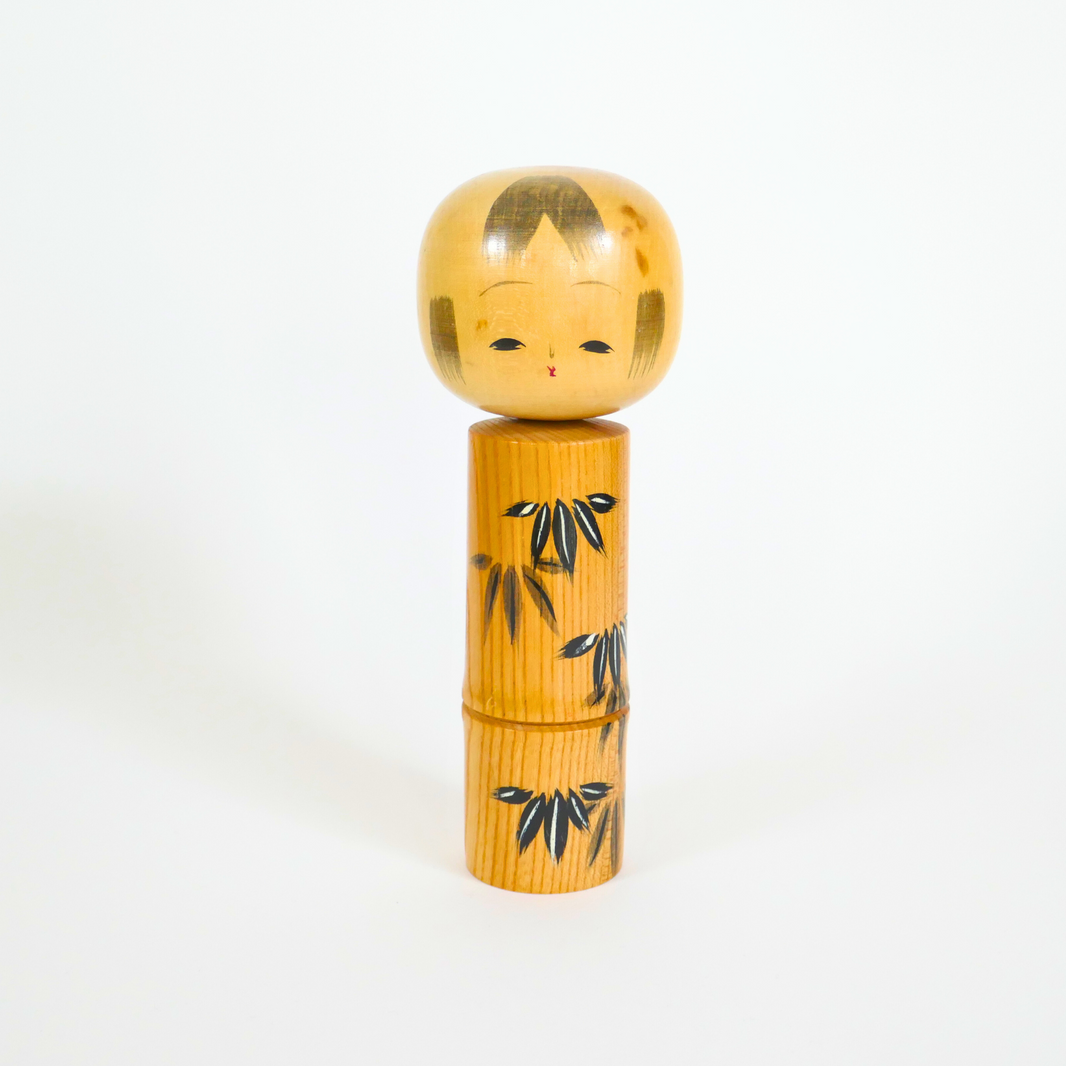 une kokeshi en bois moderne sosaku en bambou vue de face de l'artiste sato masuo