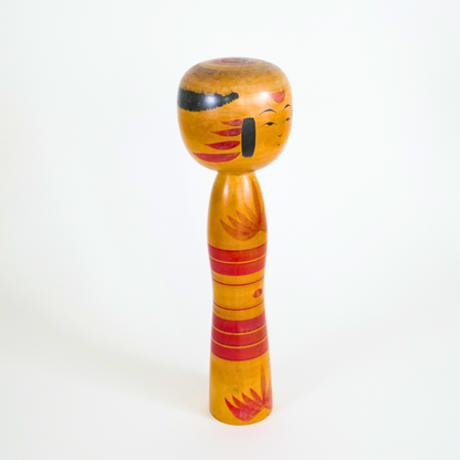 Une jolie poupée kokeshi vintage de style Yajirô, sculptée, peinte à la main et signée par l'artisan. Préfecture de Miyagi.
