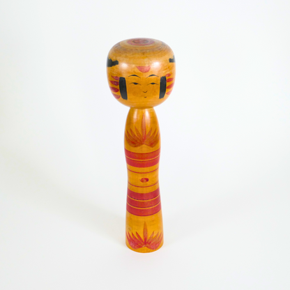 Jolie poupée kokeshi vintage de style Yajirô, sculptée, peinte à la main et signée par l'artisan. Préfecture de Miyagi. vue de face